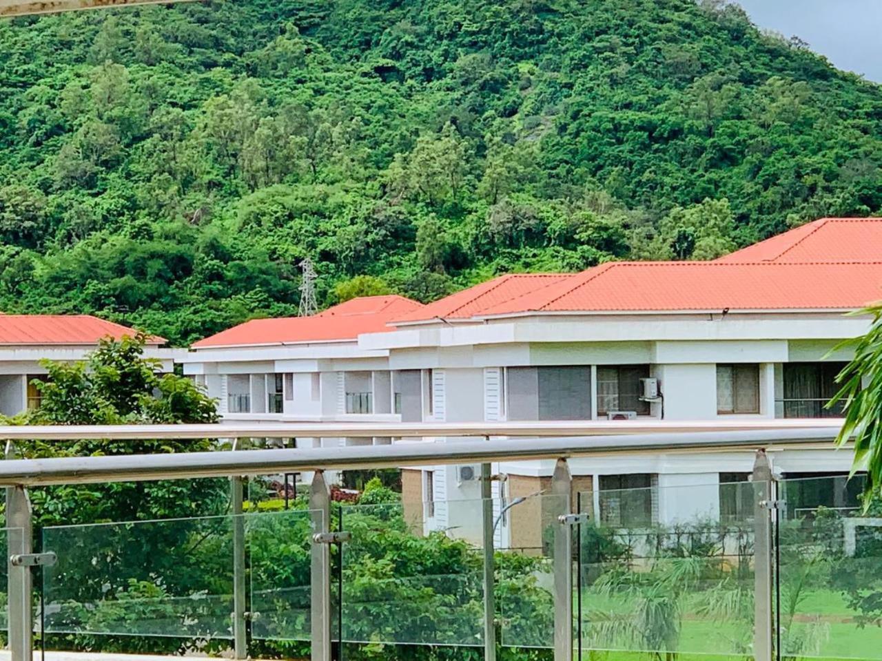 Mizzle Exotica Lonavala Apartment ภายนอก รูปภาพ