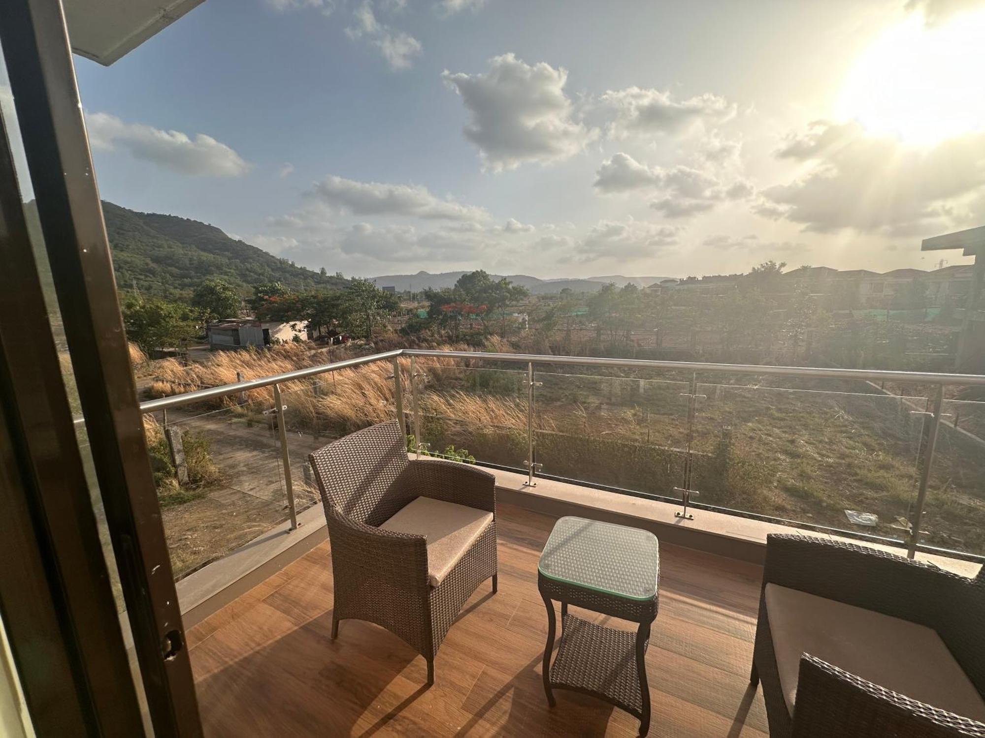 Mizzle Exotica Lonavala Apartment ภายนอก รูปภาพ