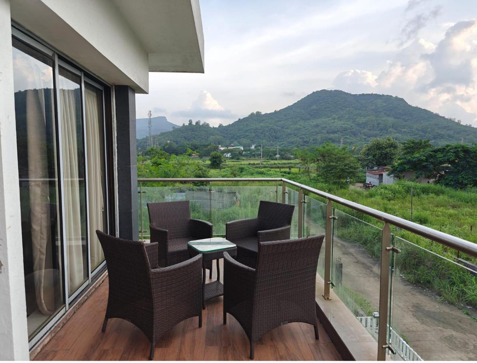 Mizzle Exotica Lonavala Apartment ภายนอก รูปภาพ